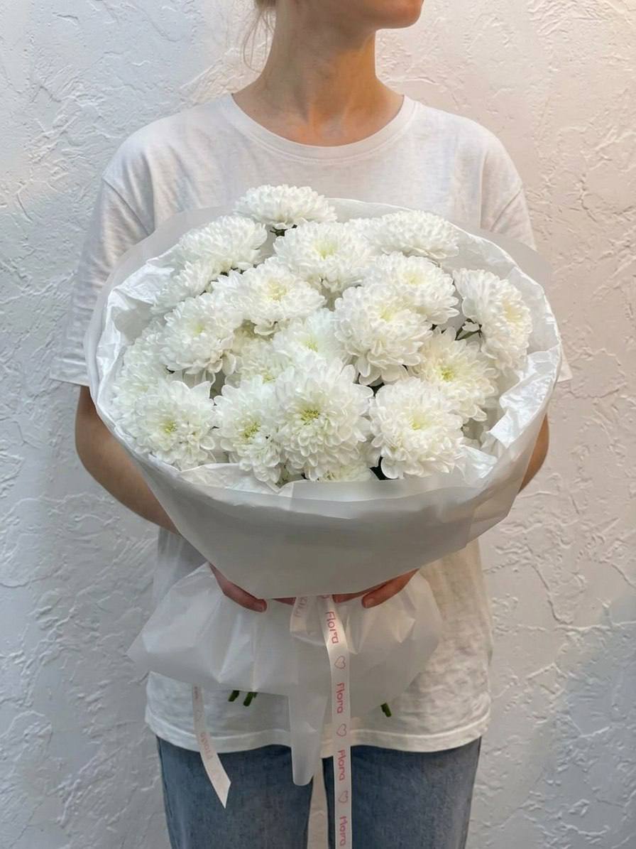 Моно-букет из белых кустовых хризантем