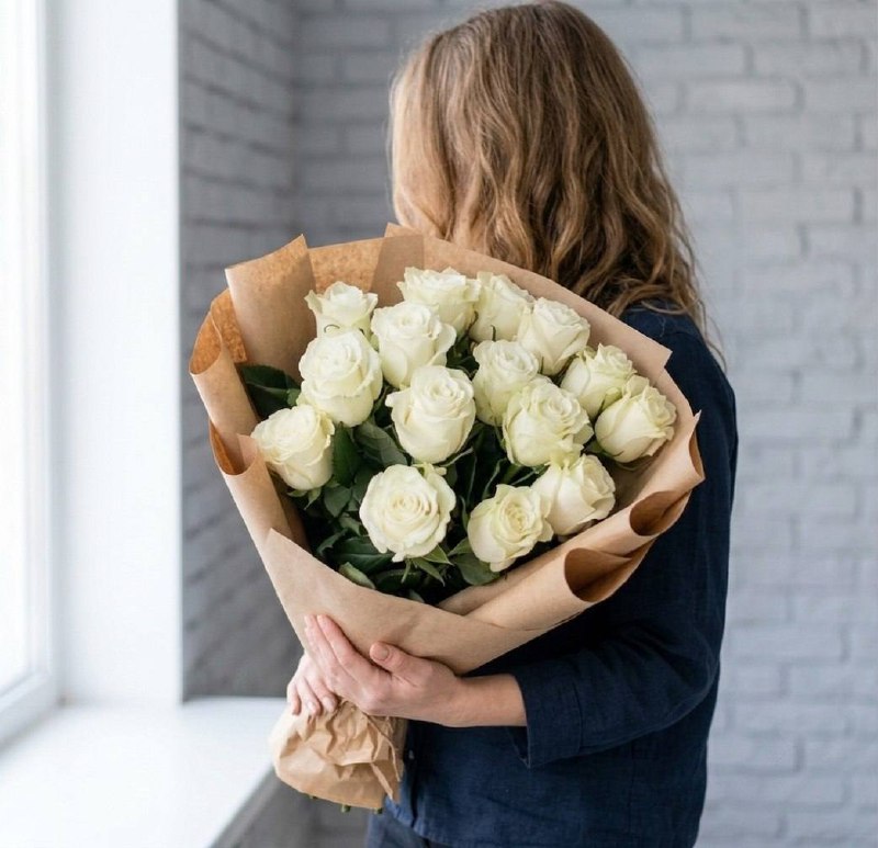 Моно-букет из белых роз